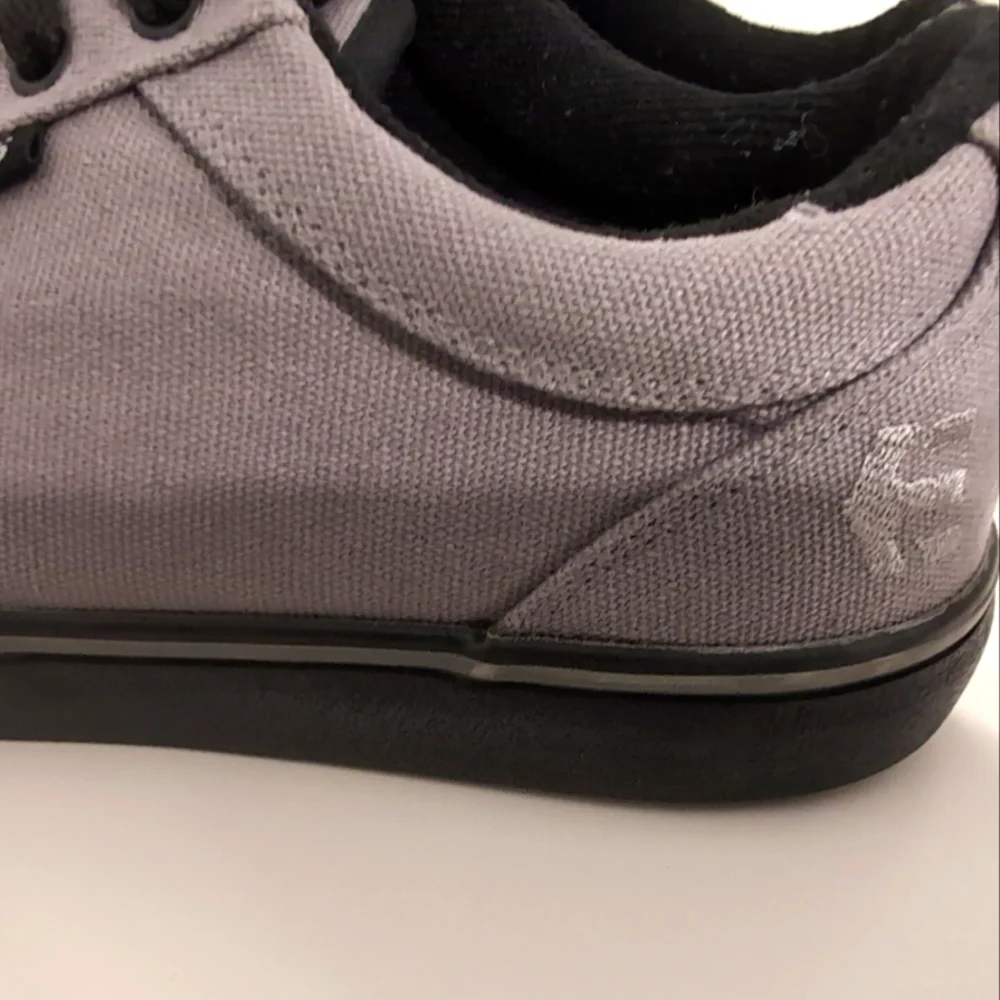 Etnies Gray and Black Sneakers barge LS‎ Men's Size 8.5